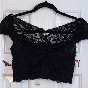 Capped sleeve lace crop top